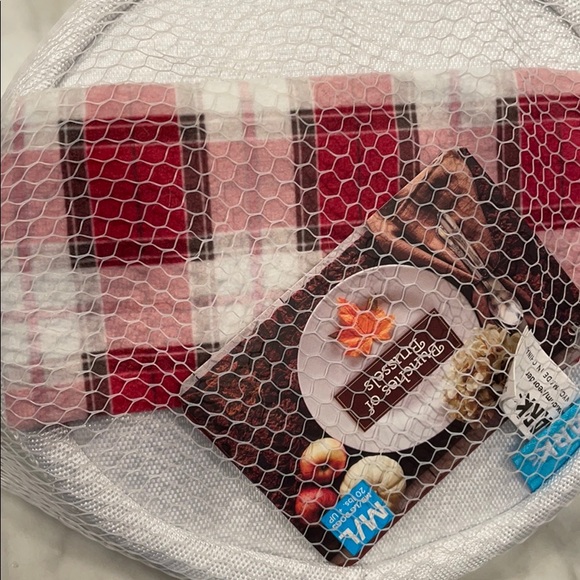 Bark Box Green Squeaky Tennis Balls - Picture 5 of 5